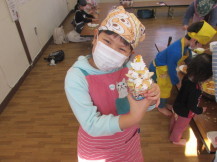 クッキングをしている子どもたちの写真