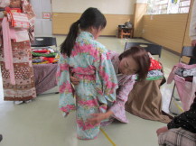 着付け体験をしている子どもの写真