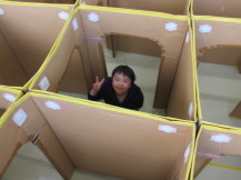 ダンボール迷路をしている子どもたちの写真
