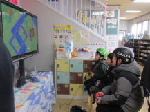 ゲームをしている子どもたちの写真