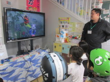 ゲームをしている子どもたちの写真