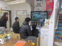 ゲームをしている子どもたちの写真