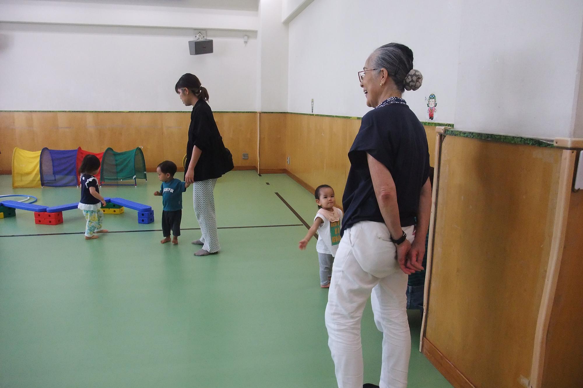 ぶんぶん広場で遊ぶ様子