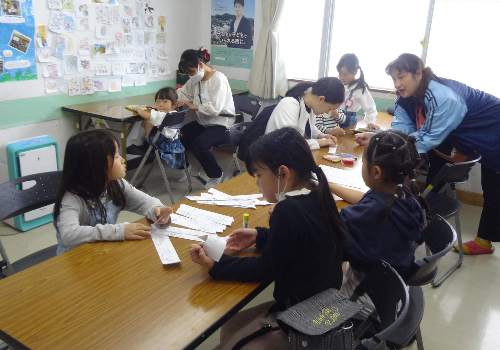 館長より説明を受けて、取り組んでいる写真