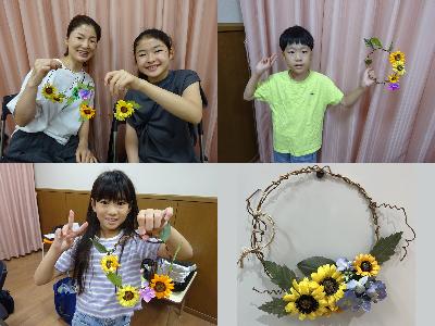 完成した作品を持って記念撮影をする参加者たちの写真