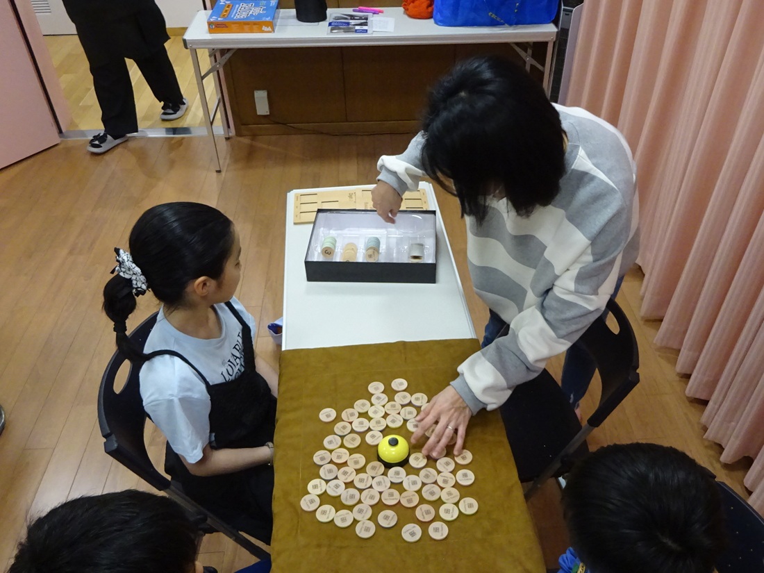 楽しく計算を学べるボードゲーム「Ten-Twenty」を準備している様子の写真