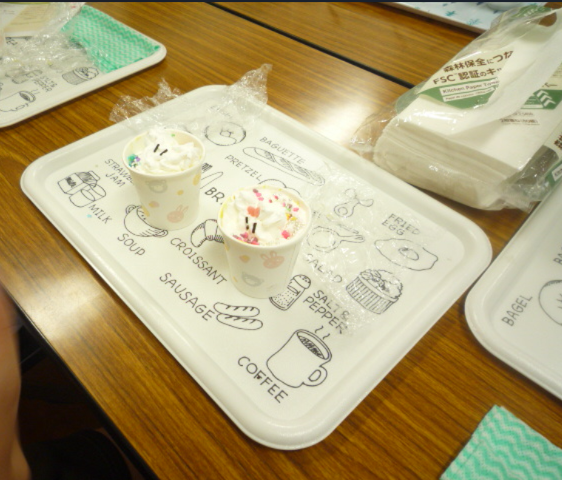 子どもの作ったカップケーキの写真