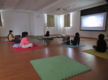 くつろいで映画を観ている子どもの写真