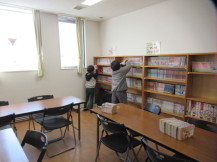 本棚を整理している子どもの写真