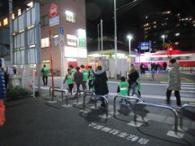 日の用心の声掛けをしながら歩いている子供と町内会の方たちの写真