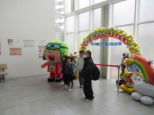 フォトブースでこぶんたくんと子どもが撮影している写真
