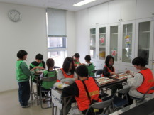 マンカラを楽しんでいる写真