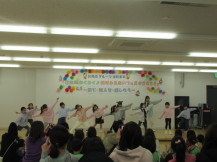 ダンスを披露している子どもたちの写真