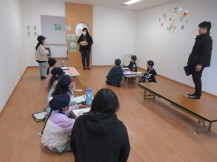 館長に子どもたちが質問をしている様子の写真