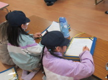 感想を記入している子どもの写真