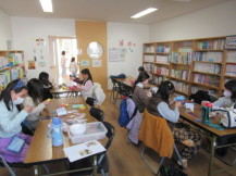 沢山の児童が工作に参加している様子