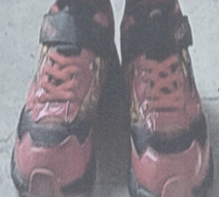 赤地に黒いベルトのスニーカー