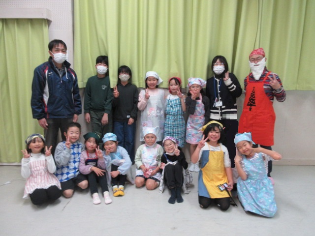 お芋クッキングをした子どもたちとの集合写真