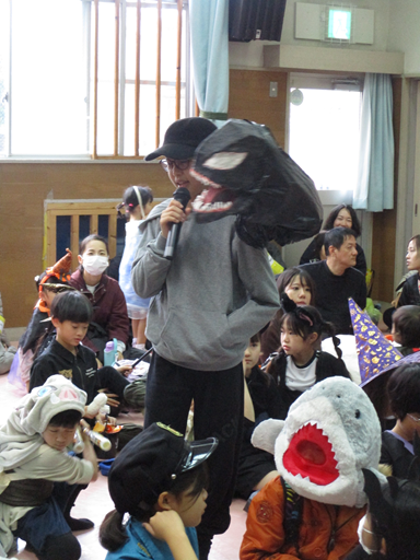閉会式でハッピーハロウィンフィスティバルの感想を伝えている写真2