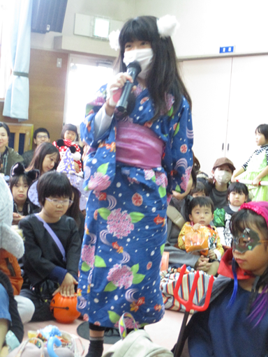 閉会式でハッピーハロウィンフィスティバルの感想を伝えている写真