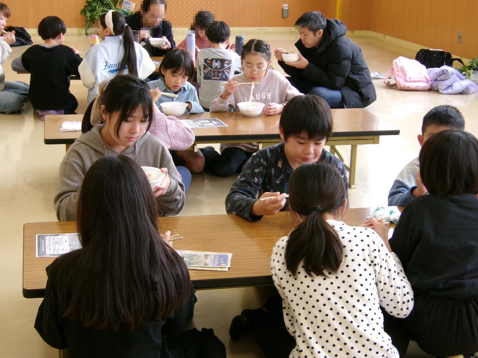 帰館後みんなで豚汁うどんを食べている写真