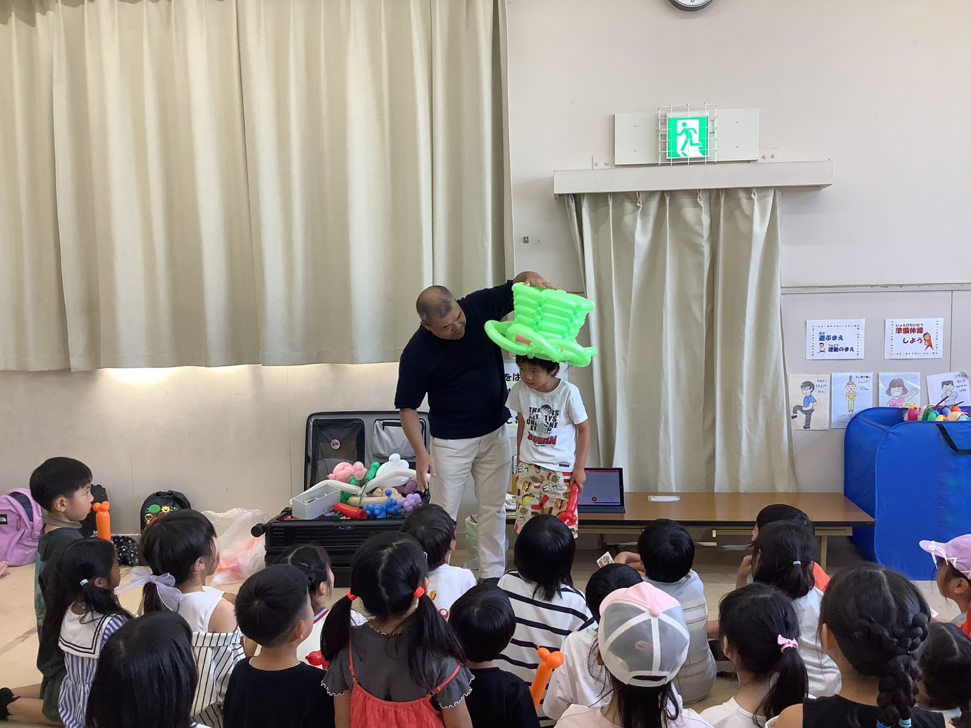 バルーンで作った帽子をかぶっている写真