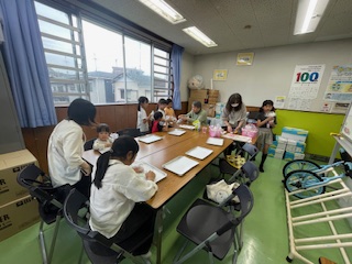 バスボムの材料をくばっているところの写真