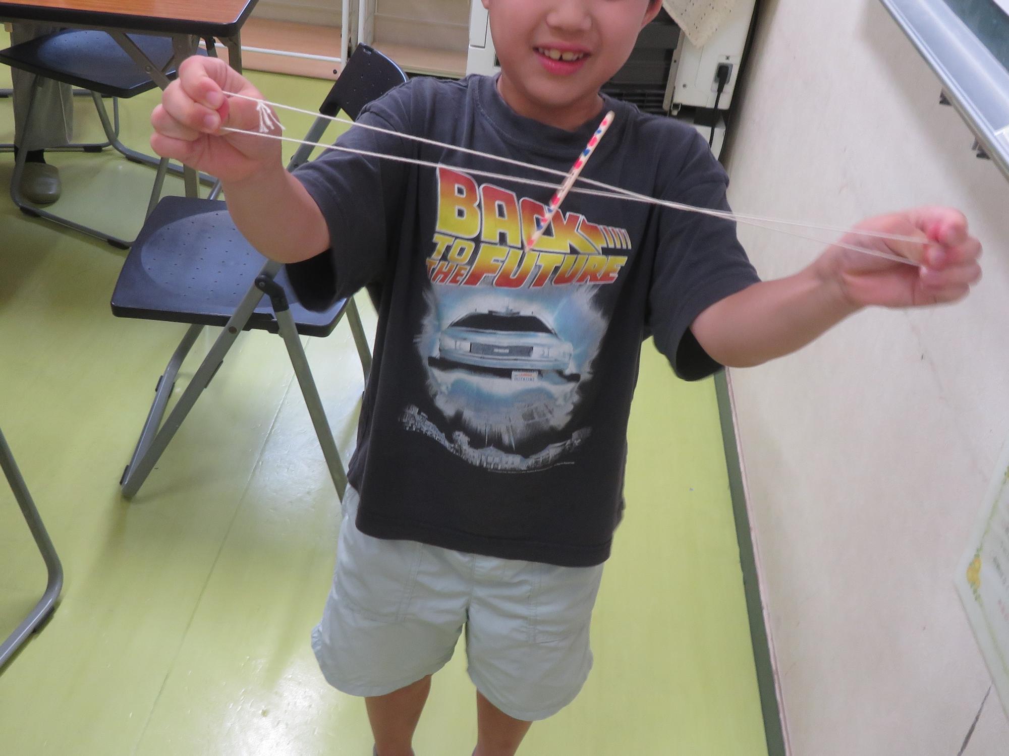 ブンブンゴマで遊ぶ子どもの写真