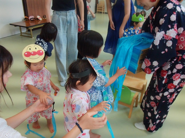 幼児たちがひもくじをひいている写真