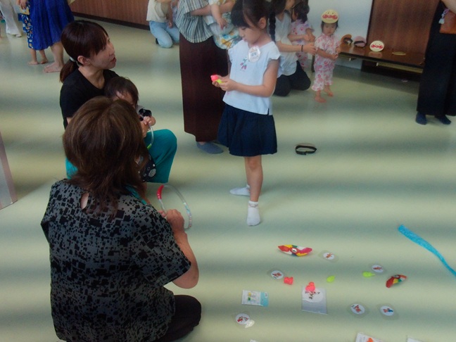 幼児さんたちが輪投げしている写真