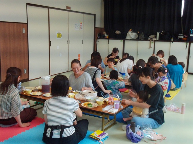 そうめんを食べる幼児親子の写真