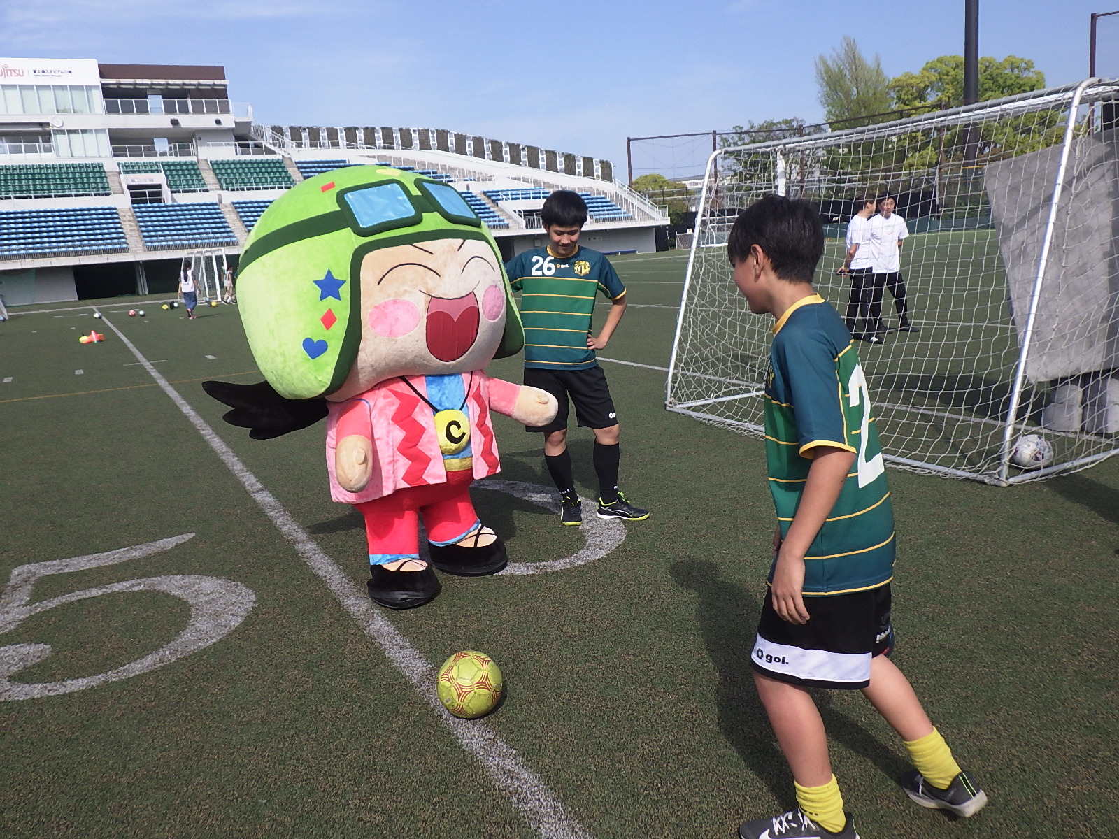 サッカーに挑戦するこぶんたの写真