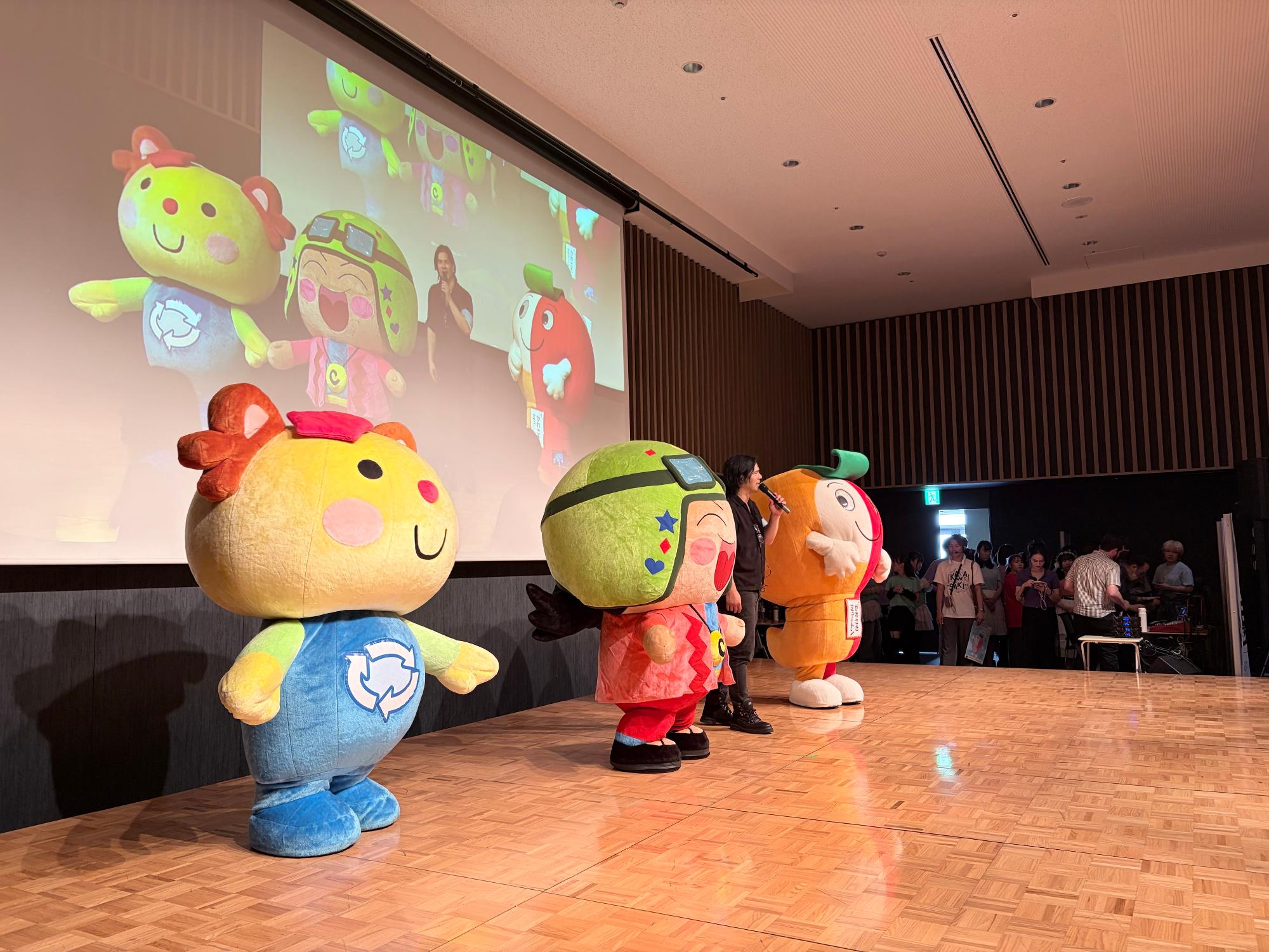 川崎市のキャラクターたちとパフォーマンスをするこぶんたの写真