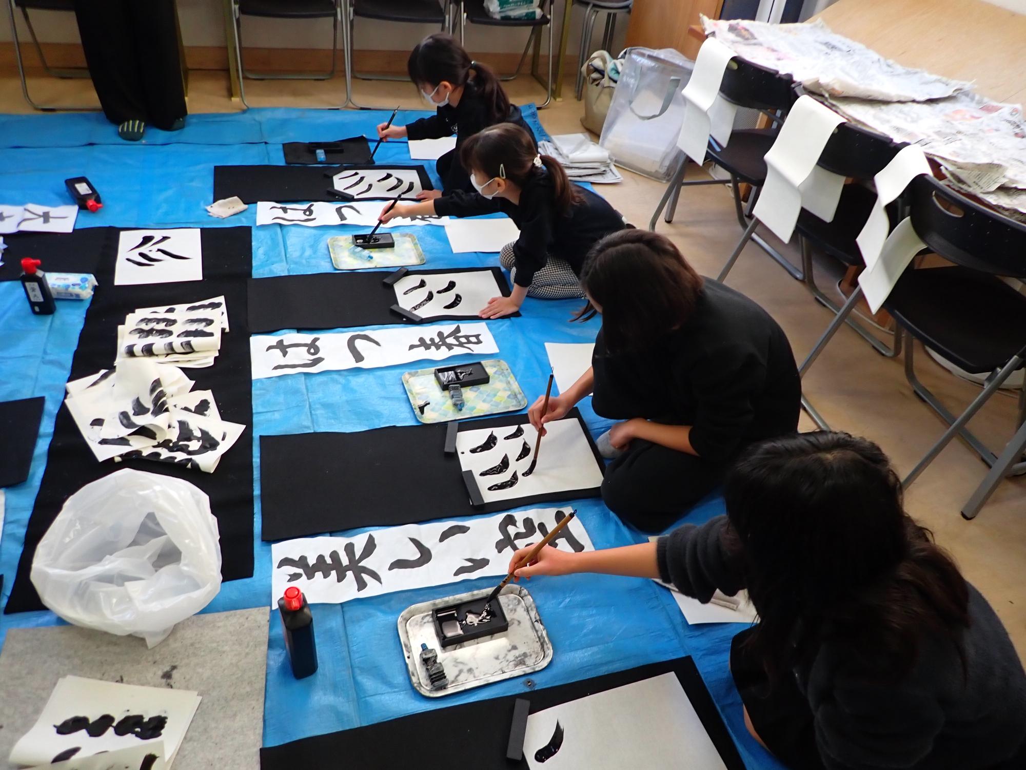 筆の使い方の練習をする子ども達の写真