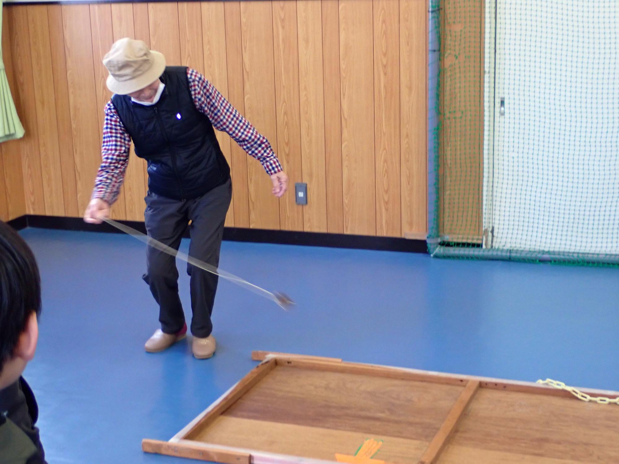 地域の方が見本でコマをまわしている様子