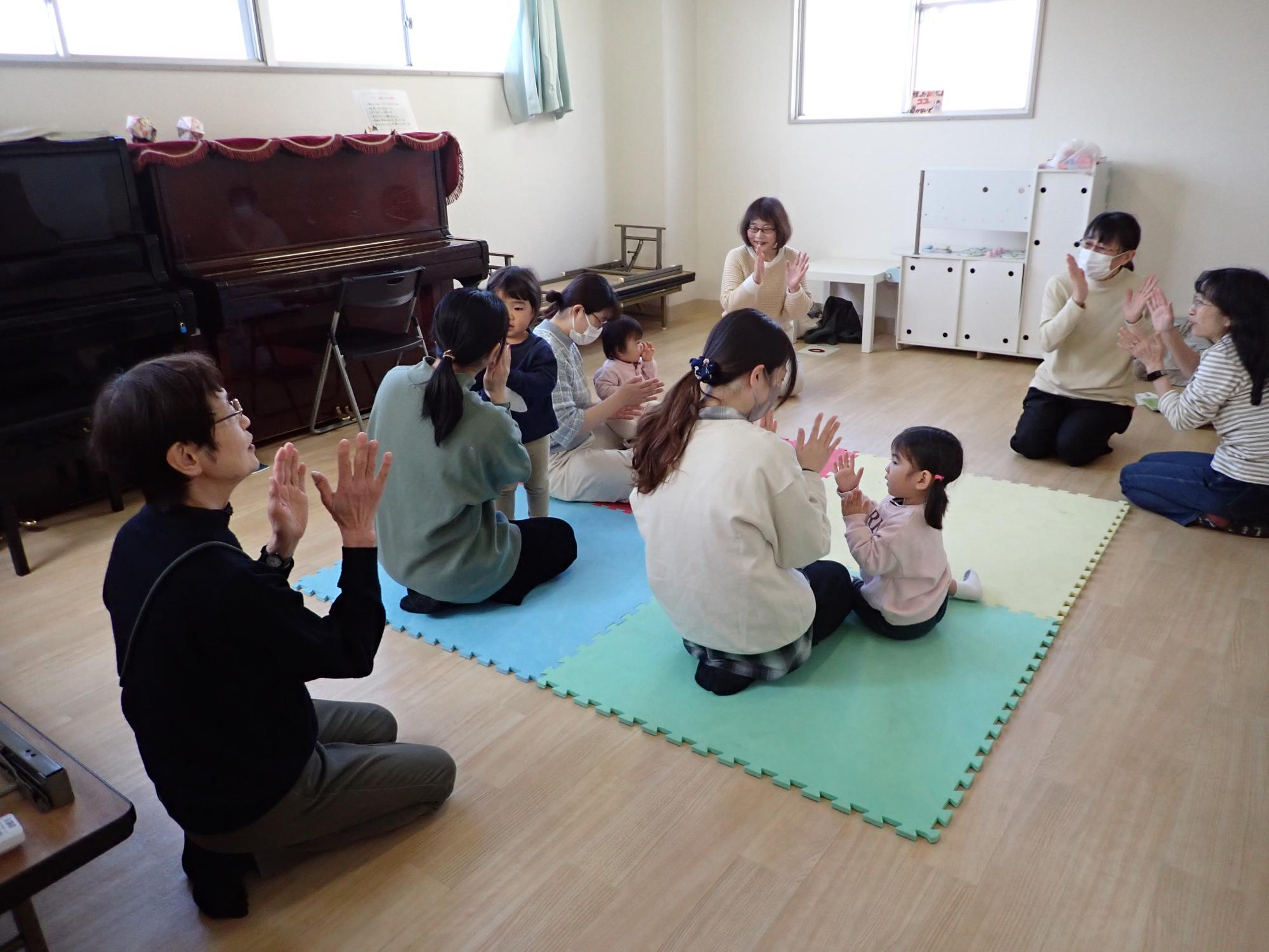 手遊びをしている様子