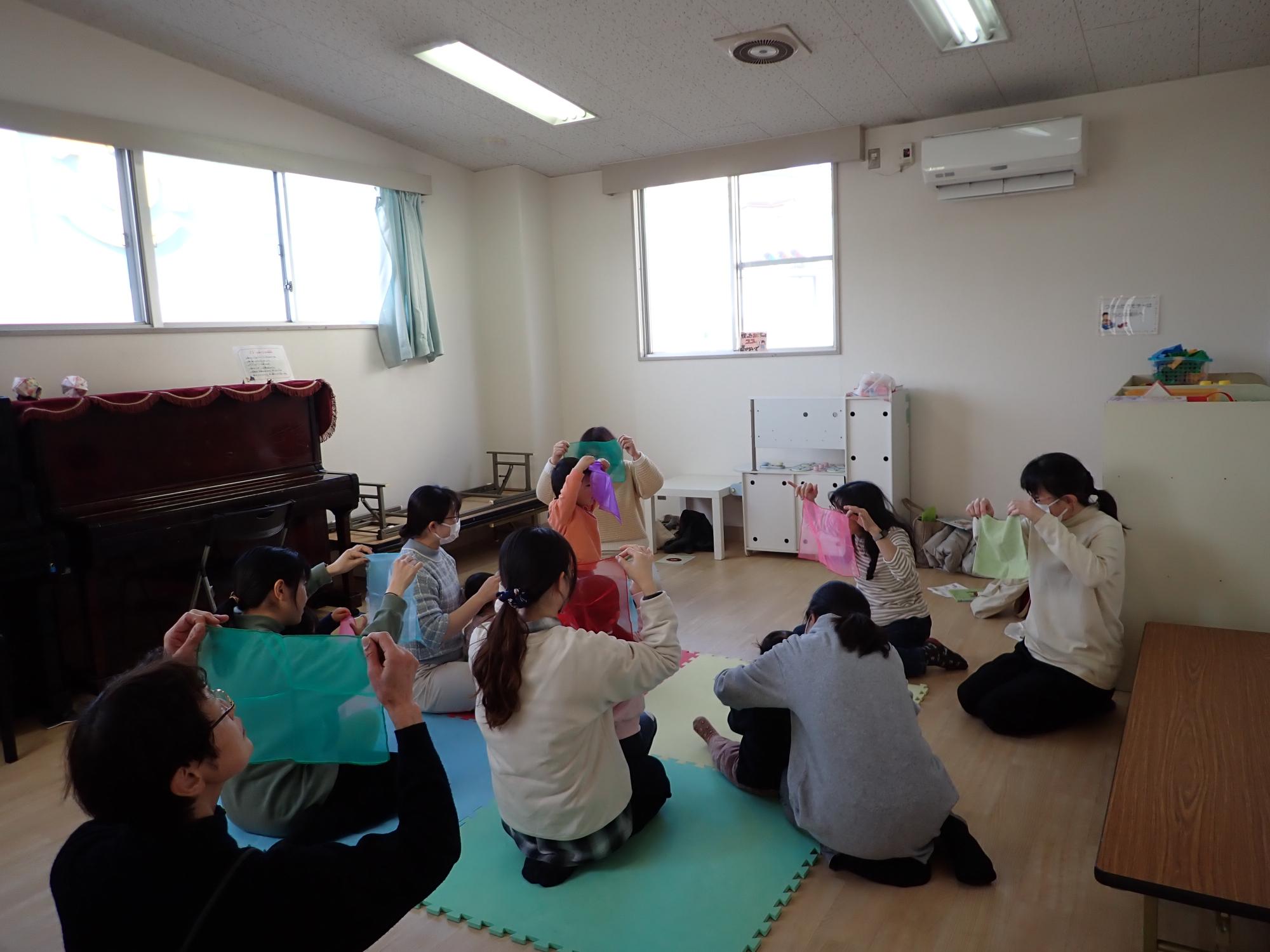 透き通るハンカチを使って手遊びをしている様子