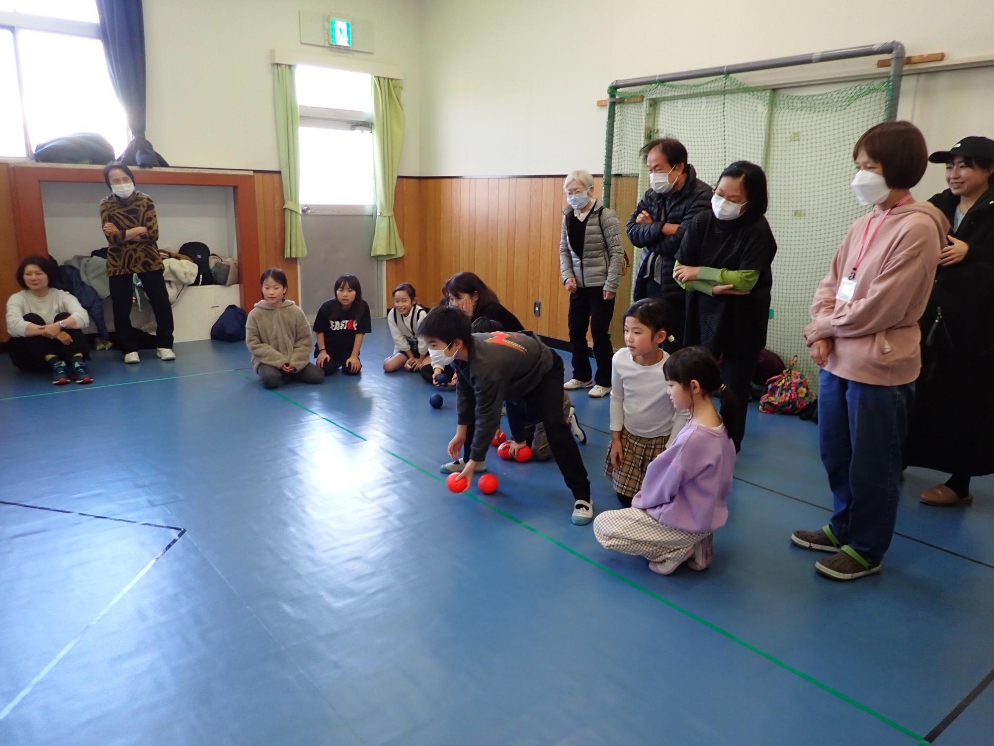 ボッチャのボールをこれから投じる様子