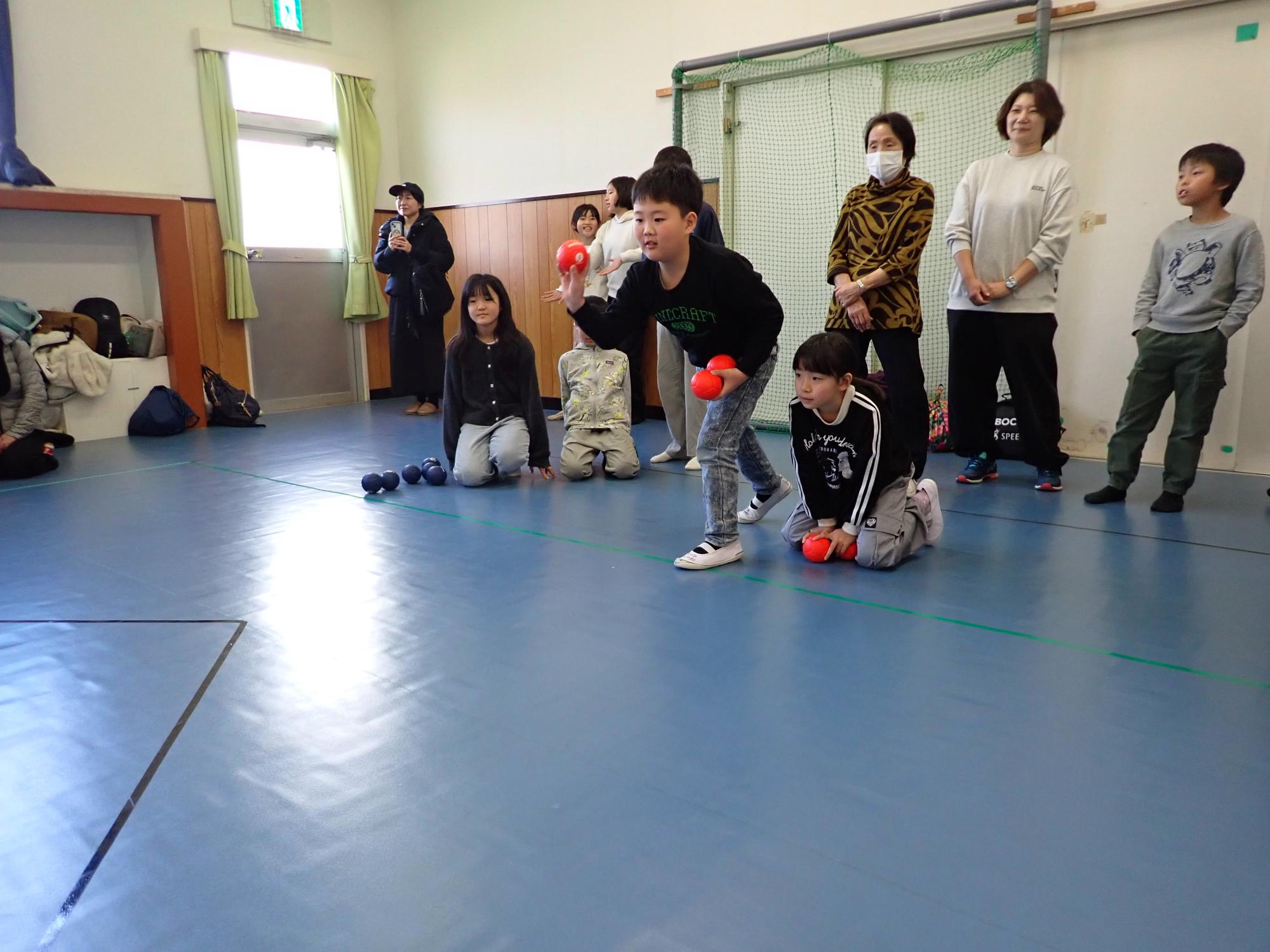 ボッチャのボールをこれから投じる様子