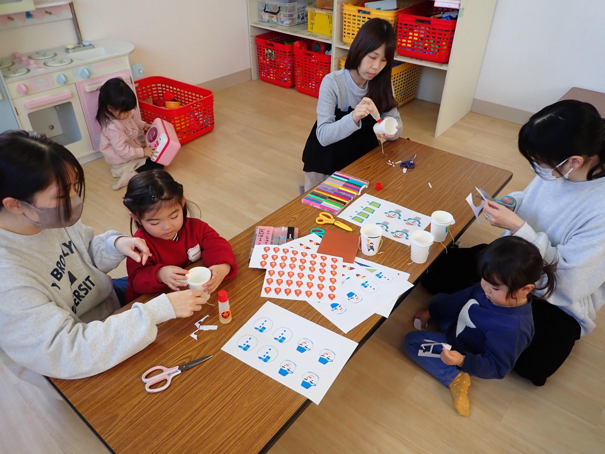 紙コップに貼る装飾を切っている様子