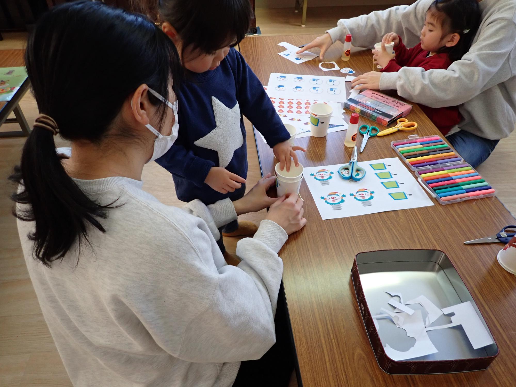 紙コップを組み立てている様子