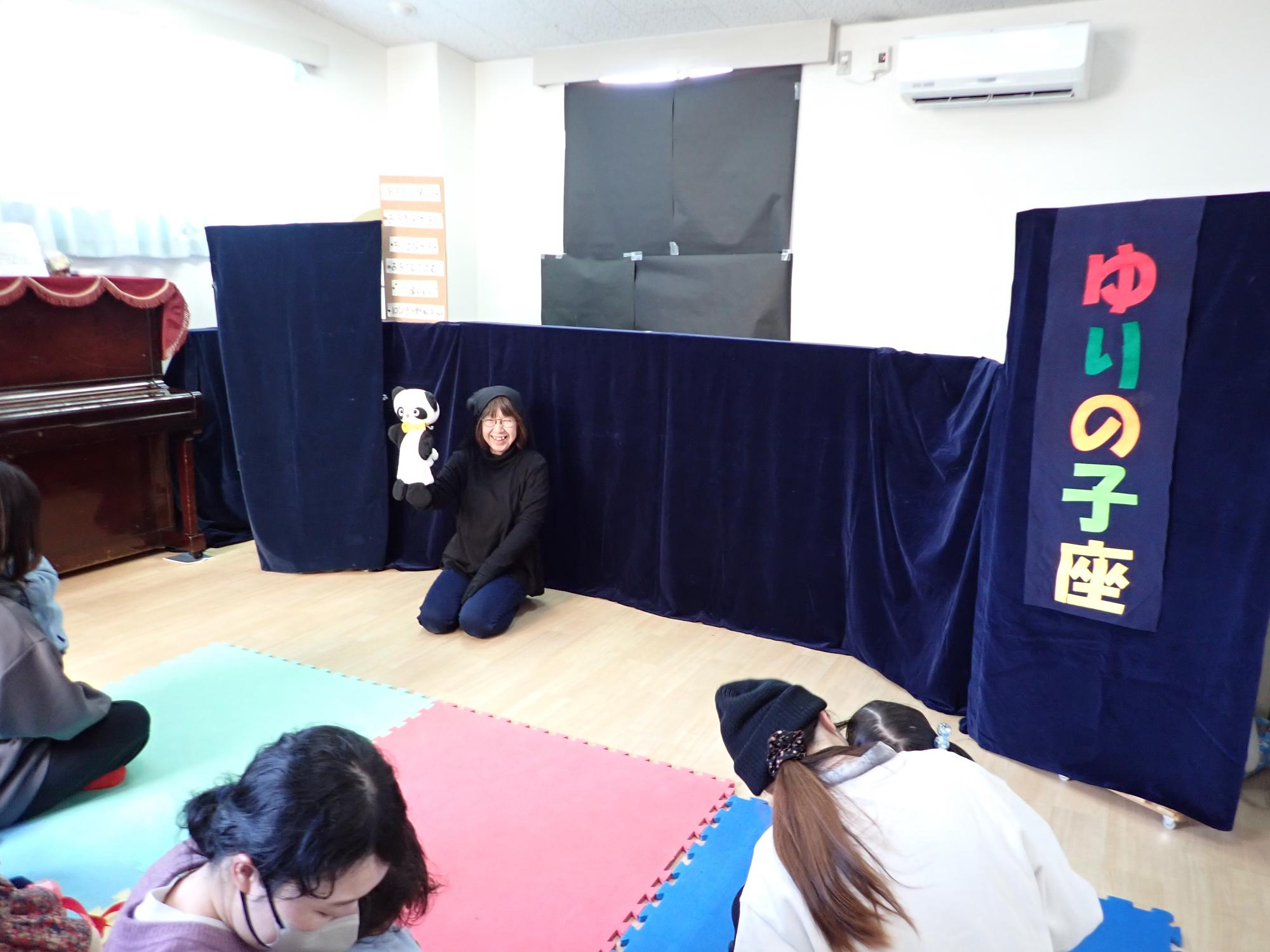 人形劇を開始する前に挨拶をしている様子