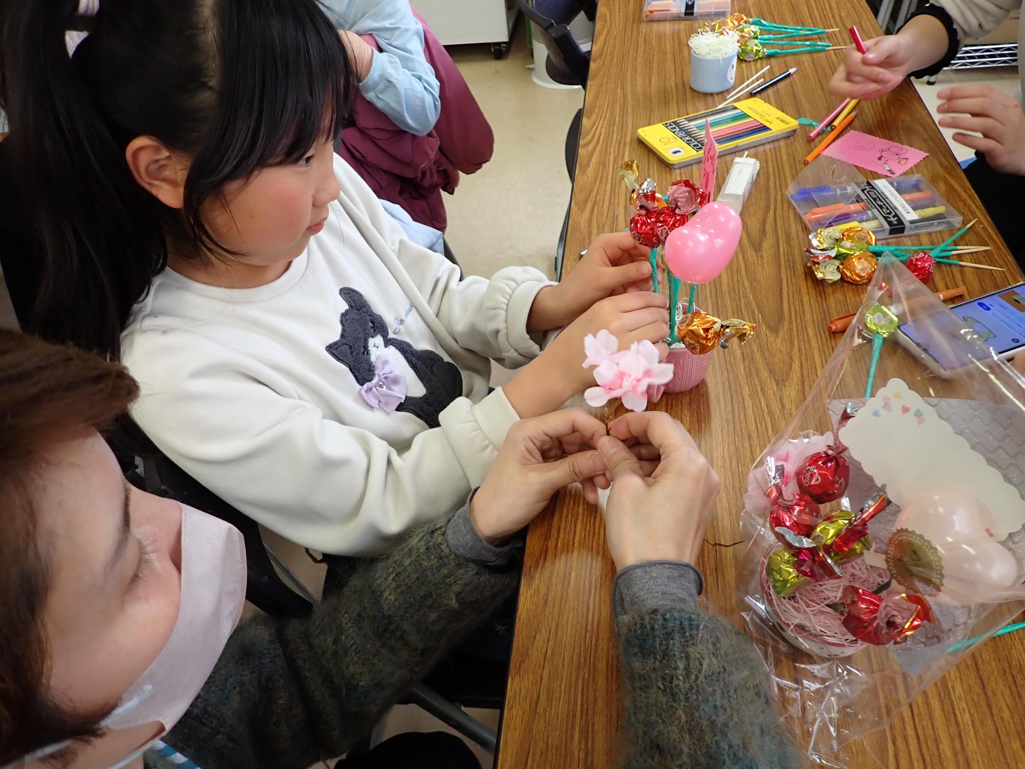 チョコや飾りをつかってブーケを作っている様子