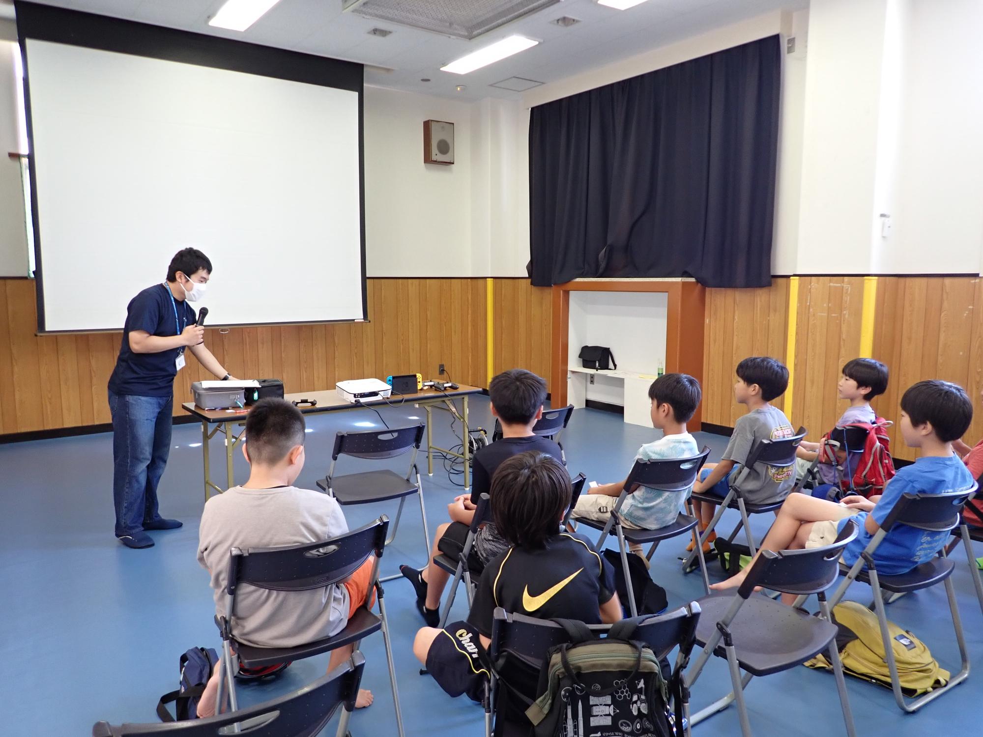職員から大会のルール説明を受ける参加者の写真