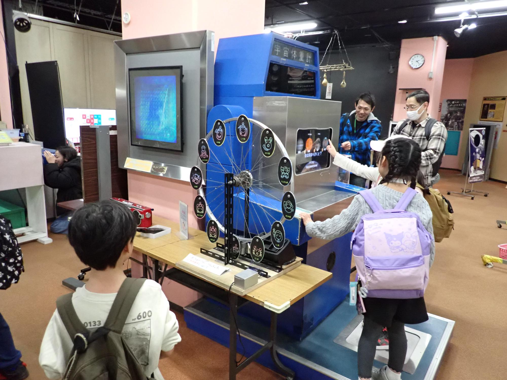 館内を見学している様子