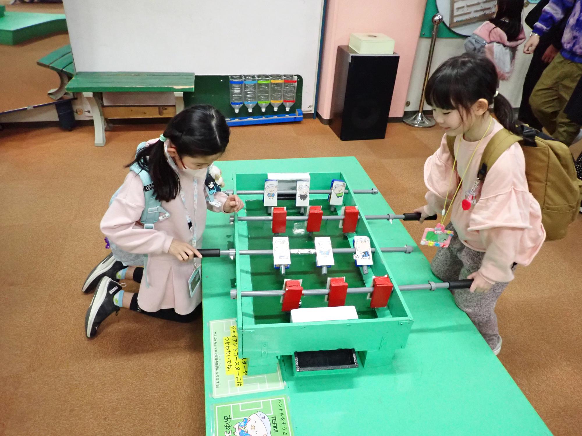 館内を見学し、ブースの体験をしている様子