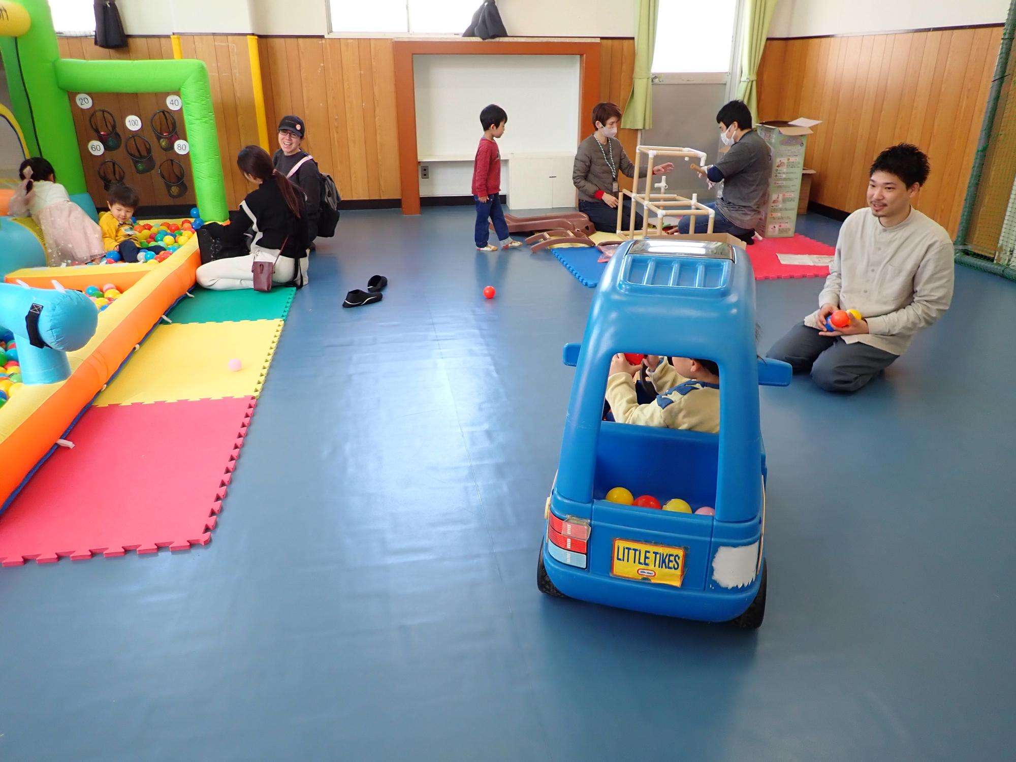 車のおもちゃを運転して遊んでいる様子
