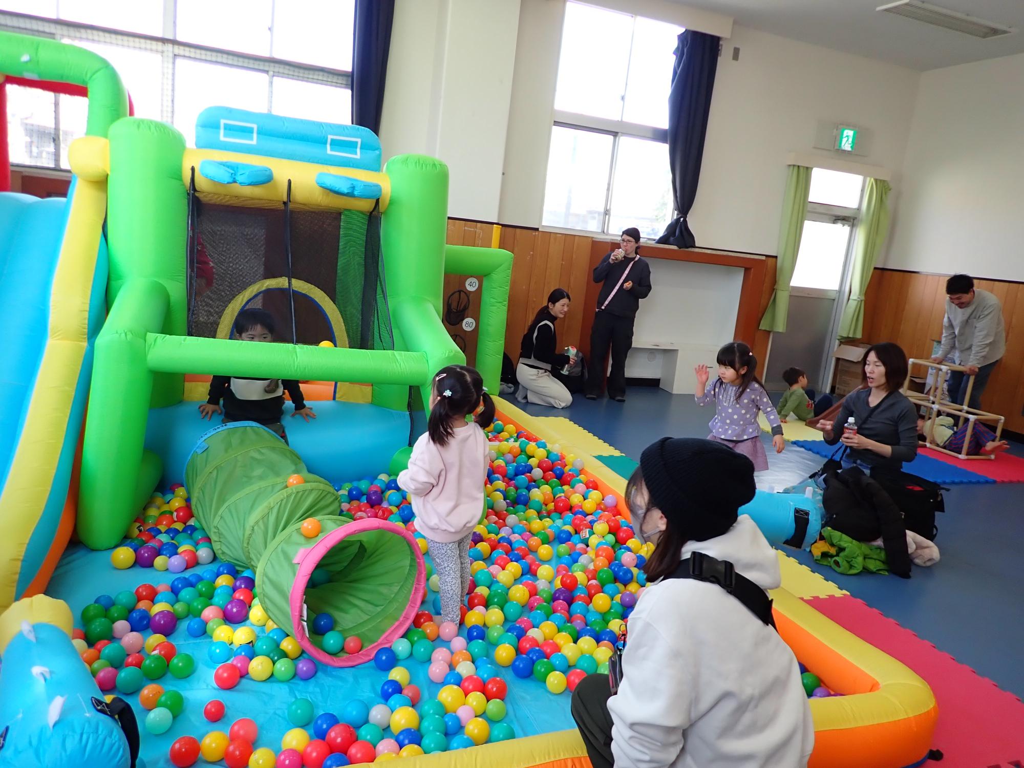 大型ボールプールで遊んでいる様子