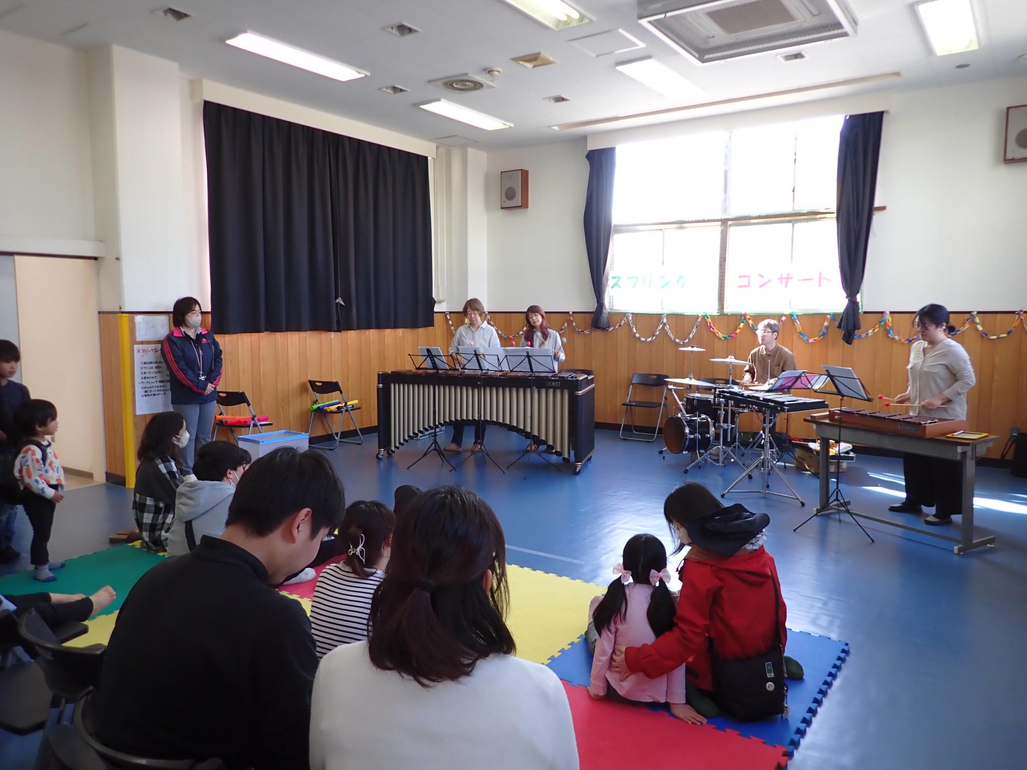 スプリングコンサート 鍵盤打楽器等を演奏している様子