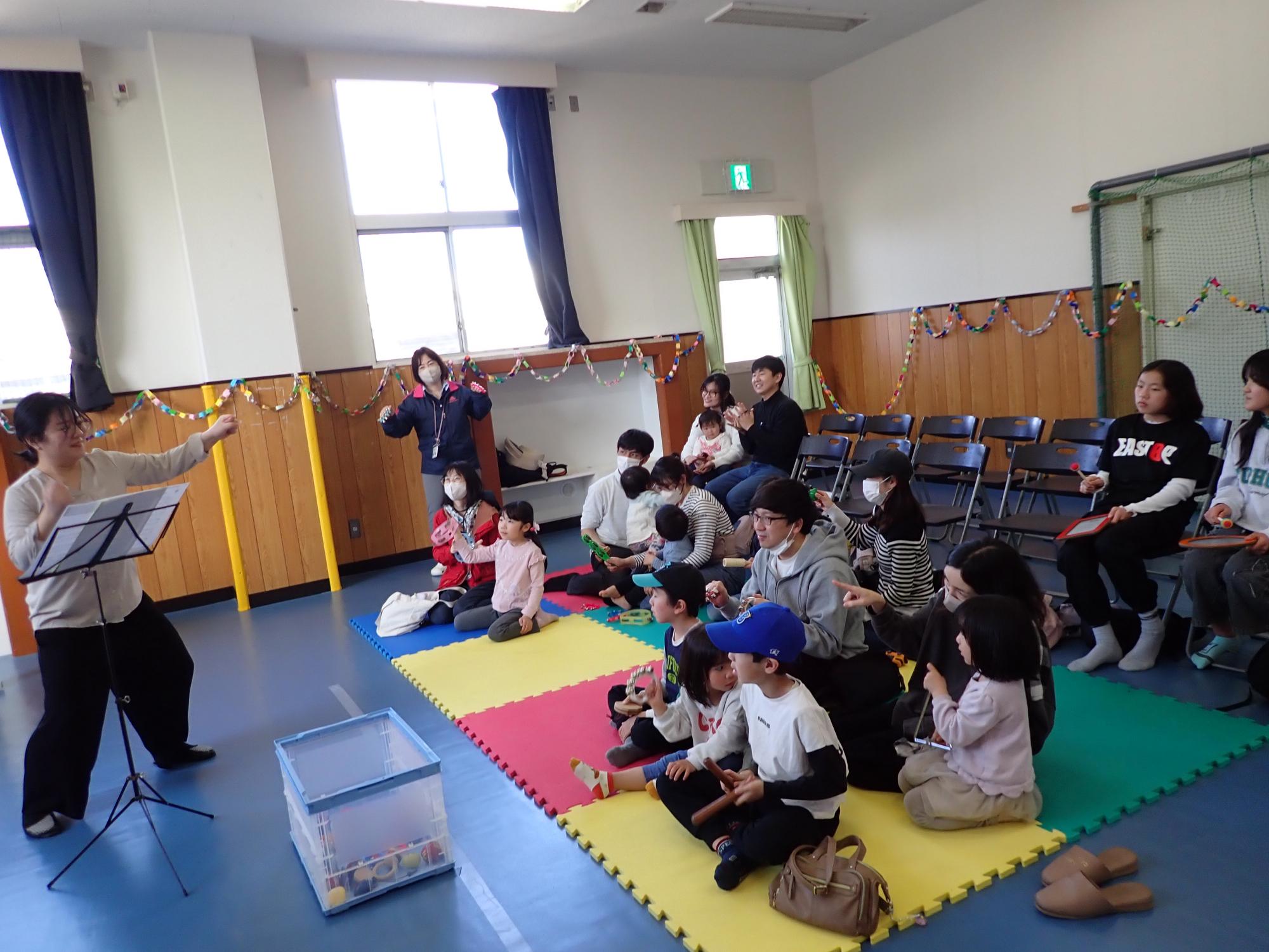 スプリングコンサート 楽器をみんなで奏でている様子